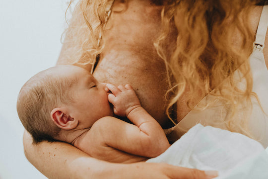 Ką daryti, jei naujagimis po gimimo neima krūties žindymas žindymo konsultantė IBCLC Eglė Gurčinė priešpienis žindymo konsultacija spenelių priežiūra oda oda kontaktas žindymo mitai kaip dažnai turiu žindyti pagalba žindant