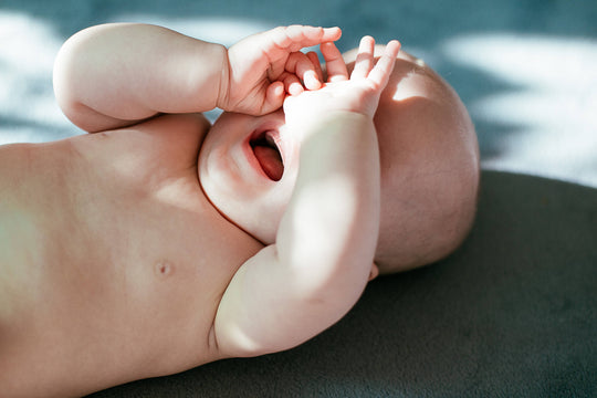 Nepaaiškinamas kūdikio vakarinis verksmas Miego Pelytės Mamos žurnalas kūdikio pilvo diegliai kūdikio verksmo priežastys kūdikio verksmas kūdikio miego įpročiai tėvų emocijos vaiko emocijos pirmųjų mėnesių kūdikio miegas